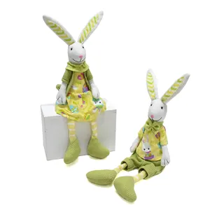 Detailansicht handgefertigter sitzender Osterhasen Stoffpuppen mit bunten Ei-Motiven