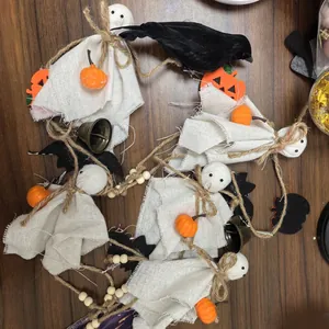 Vue détaillée montrant des fantômes d'Halloween en toile de jute avec citrouilles.