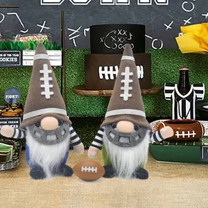 Detailaufnahme von Plüsch-Football-Gnomen mit sportlichen Hüten und gestreiften Ärmeln