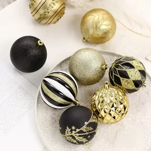 Elegante set van zwarte en gouden kerstballen voor feestelijke kerstboomdecoratie
