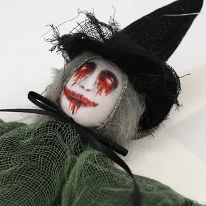 Decoración de bruja colgante de Halloween con cara sangrienta y cuerpo de malla verde
