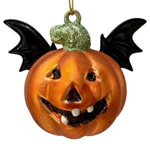 Ornamento di zucca di Halloween con ali di pipistrello nere e glitter