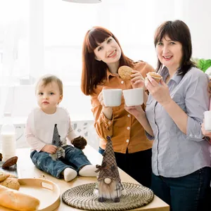 Gnomos sin rostro con temática de café usados como decoración de cocina en familia.