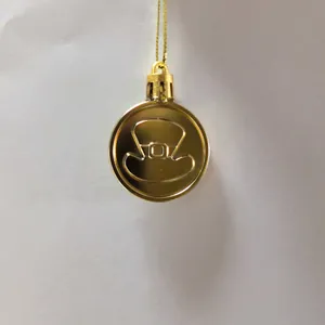 Primer plano de un adorno de moneda de oro de San Patricio con sombrero