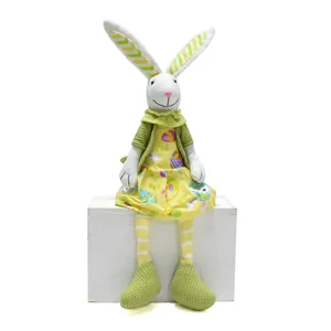 Handgefertigte sitzende Osterhasen-Plüschpuppe mit buntem Eierprint-Kleid und langen Ohren