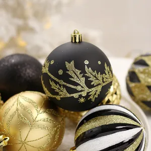 Set van 16 elegante zwart-gouden kerstballen met diverse feestelijke glitterpatronen.