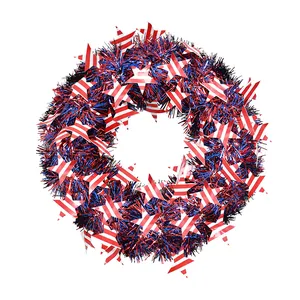 Couronne de tinsel du Jour de l'Indépendance avec étoiles rayées rouges et blanches
