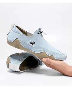 Dettaglio del materiale strutturato e del logo laterale del mocassino azzurro