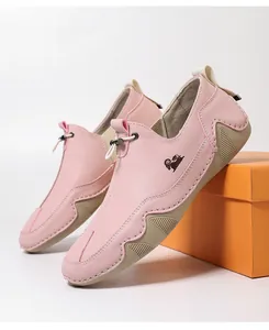 Mocassini traspiranti in pelle rosa per uomo e donna con un elegante design casual slip-on