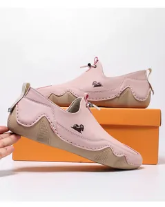 Vista dettagliata di scarpe slip-on in pelle rosa con suola in gomma strutturata e logo.