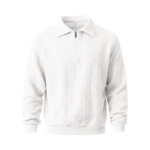 Detail van een wit polo-sweatshirt met verticale kabeltextuur en een rits