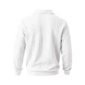 Gedetailleerd achteraanzicht van wit heren polo sweatshirt met kabelgebreide textuur.