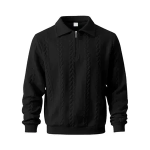 Detail van zwarte heren sweatshirt met kwart rits en verticale kabelgebreide textuur