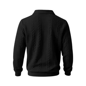 Gedetailleerd achteraanzicht van zwarte heren polo sweatshirt met zware textuurpatronen