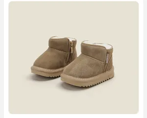 Dettaglio degli stivali da neve camel per bambini con morbida fodera in pile