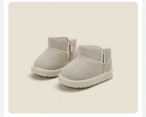 Dettaglio stivaletti da neve beige per neonati con fodera in peluche bianca e cerniera