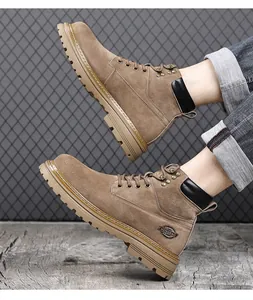 Detailaufnahme von braunen Wildleder-Workboots mit robuster Profilsohle und Schnürung