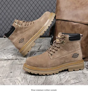 Detailansicht brauner Herren-Arbeitsstiefel aus Wildleder mit robuster Gummisohle.
