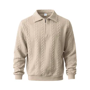 Detailweergave van de zware getextureerde stof van deze beige herenpolo met kwartritssluiting.