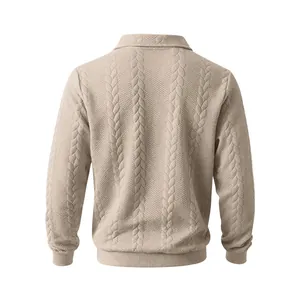 Achteraanzicht van een zware heren polo-sweater met een textuur van kabelpatronen.