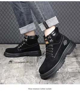 Robuste schwarze Martin Boots aus Wildleder mit einer dicken abriebfesten Gummisohle.