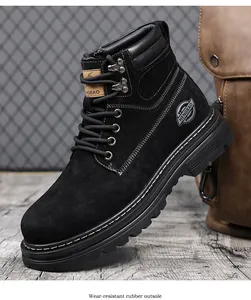 Detailansicht der schwarzen Outdoor-Arbeitsstiefel mit verschleißfesten Gummisohlen