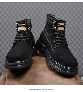 Detailansicht schwarzer Wildleder-Arbeitsstiefel mit verschleißfester Gummiaußensohle.