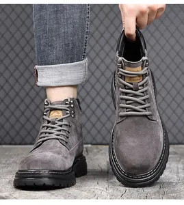 Detailansicht der grauen Wildleder-Stiefeletten mit robuster schwarzer Gummisohle.