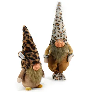 Détail de deux gnomes de Noël en peluche avec des chapeaux à imprimé léopard brun