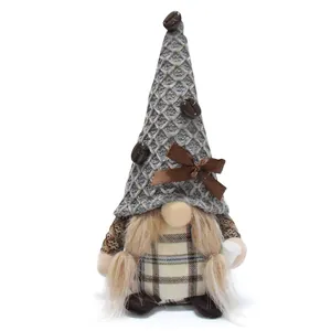 Vista detallada de un gnomo de peluche con tema de café y sombrero de punto.