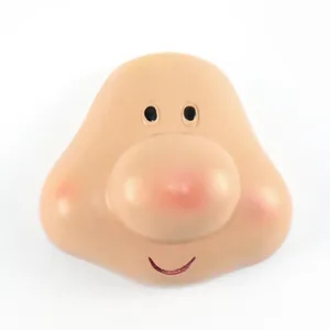Dettaglio di un accessorio per il viso di uno gnomo in resina con un grande naso rotondo