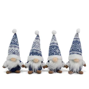 Cuatro gnomos de Navidad azules con sombreros de punto con motivos de copos de nieve