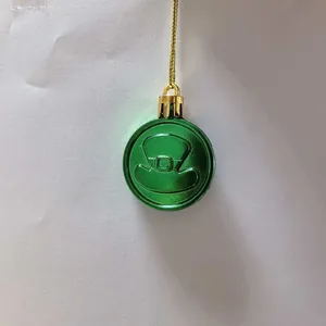 Detalle de un adorno verde metálico de San Patricio con diseño de sombrero grabado