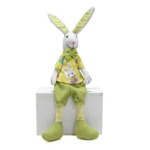 Handgefertigte Osterhasen-Dekoration aus Plüsch auf weißer Box für Frühlingsdeko