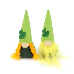 Nahaufnahme von zwei St. Patricks Day Zwergen mit Kleeblättern und gelben Haaren.