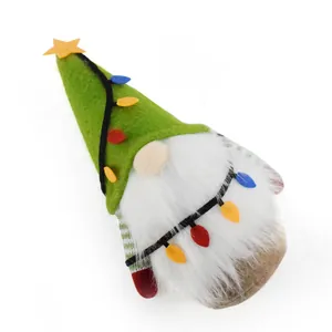 Nahaufnahme einer Weihnachtsgnom-Puppe mit grünem Baumhut und weichem weißem Plüschbart-Detail