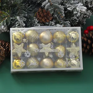 Σετ κουτί με χρυσά χριστουγεννιάτικα στολίδια με εορταστικό φόντο από κλαδιά πεύκου