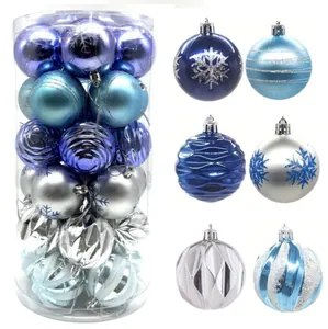 Detailansicht von 30 Stück 6cm blauen und silbernen Weihnachtskugeln im Eimer.