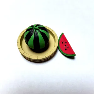 Detailansicht eines Miniatur-Wassermelonen-Sets aus Harz mit Ganz- und Teilstücken