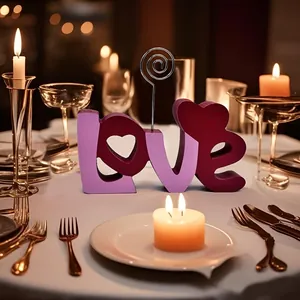 Centrotavola con lettere d'amore in legno per decorazione tavola romantica di San Valentino