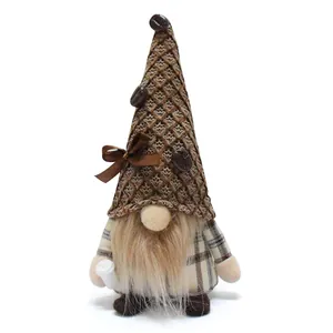 Peluche gnomo de café con sombrero de gofre y camisa de cuadros decorativa