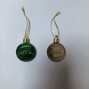 Juego de dos colgantes de monedas de San Patricio en verde y oro con relieve de sombrero