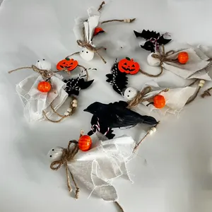 Vue détaillée de décorations d'Halloween fantômes faits main avec citrouilles et perles
