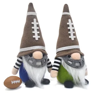 Zwei Plüsch-Gnome im Football-Design mit Helmen und einem Mini-Football-Ornament