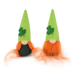 Detailaufnahme von St. Patrick's Day Gnomen mit grünen Kleeblättern und orangen Bärten