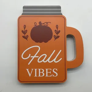 Gros plan sur le texte Fall Vibes et le motif de citrouille sur signe en bois