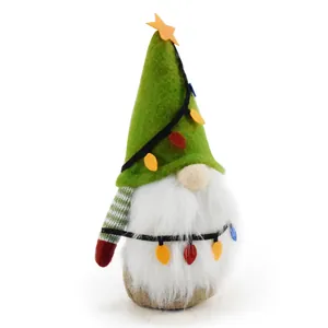 Detailansicht eines weihnachtlichen Plüsch-Wichtels mit grünem Baumhut und Stern
