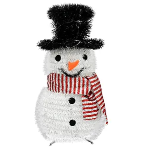 Detailansicht eines weißen Weihnachts-Schneemanns aus Lametta mit Hut und Schal
