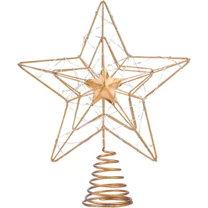 Detailansicht einer goldenen Christbaumspitze aus Draht mit warmweißen LED-Lichterketten.