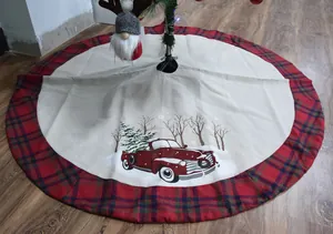 Kerstboomrok met vintage rode vrachtwagen en ruitjesrand op houten vloer-decor